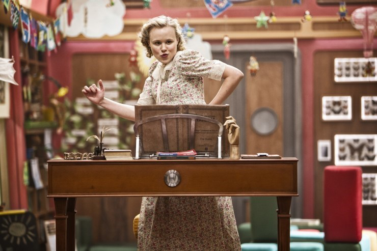 The desk of the teacher who raises well-off children in Snowpiercer.